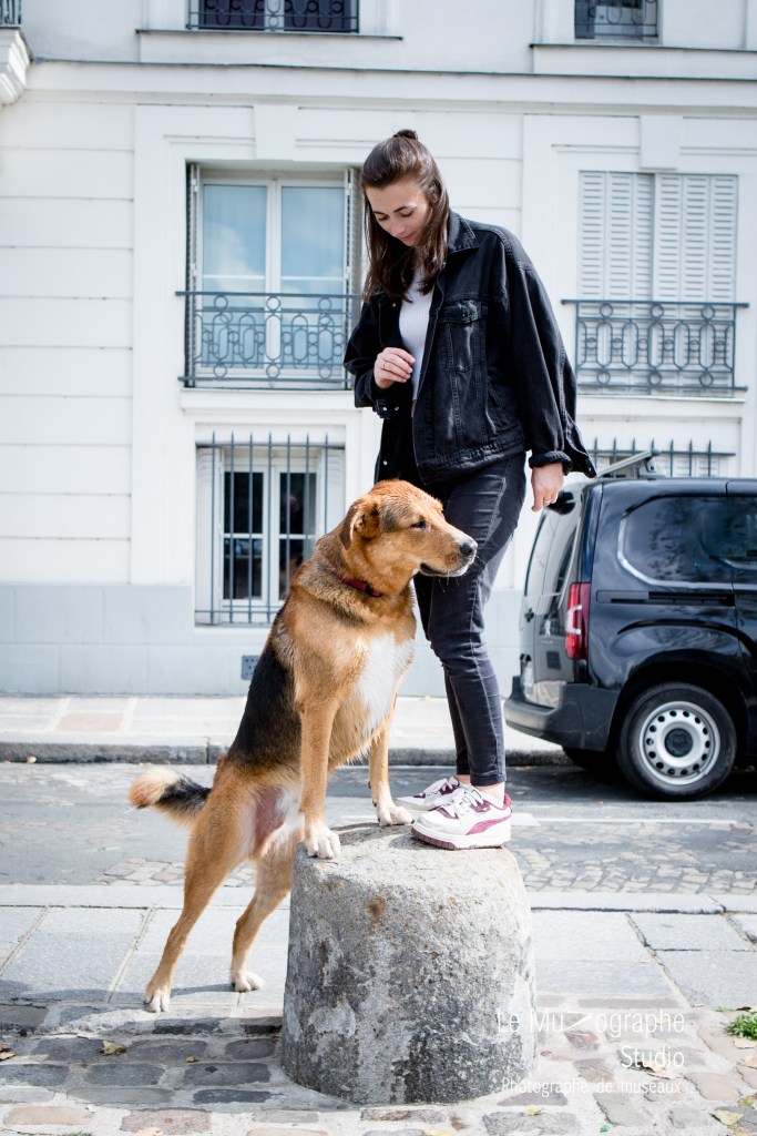 Berger allemand en équilibre avec vétérinaire sur les quais de seine