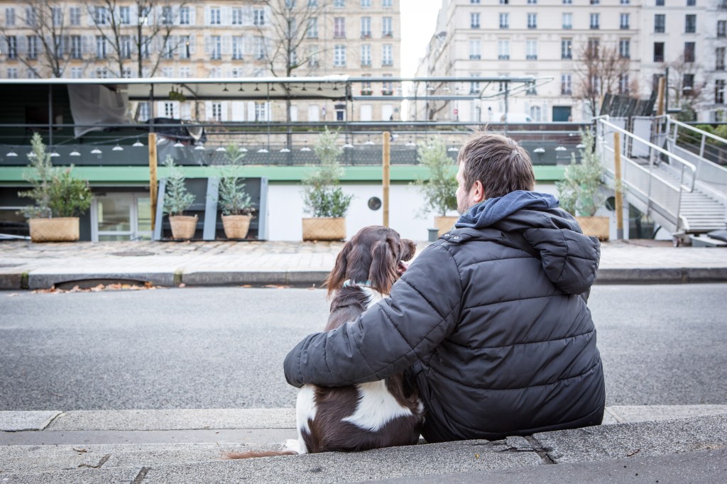 Shooting photo Saint valentin avec son chien à Paris avec le muzographe