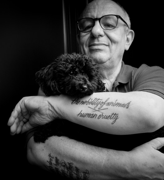 Reportage photo en noir et blanc pour maitre et chien, chien en famille, Nathalie Tiennot, photographe animalier à Paris et région parisienne, hauts de seine