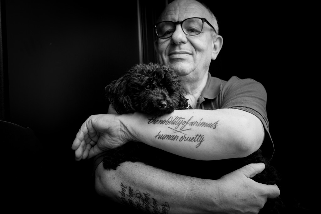 Reportage photo en noir et blanc pour maitre et chien, chien en famille, Nathalie Tiennot, photographe animalier à Paris et région parisienne, hauts de seine