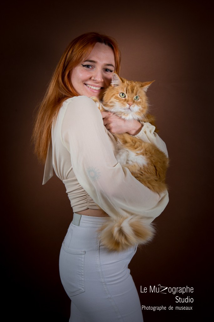 Séance photo chat à domicile – Canelle, 18 ans, chatte au regard profond et au pelage unique, immortalisée avec tendresse.