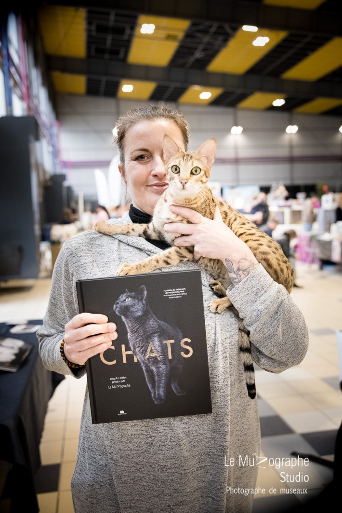 Marie Cezar et son bengal avec le livre CHATS de Nathalie Tiennot, @les félins de Terenga