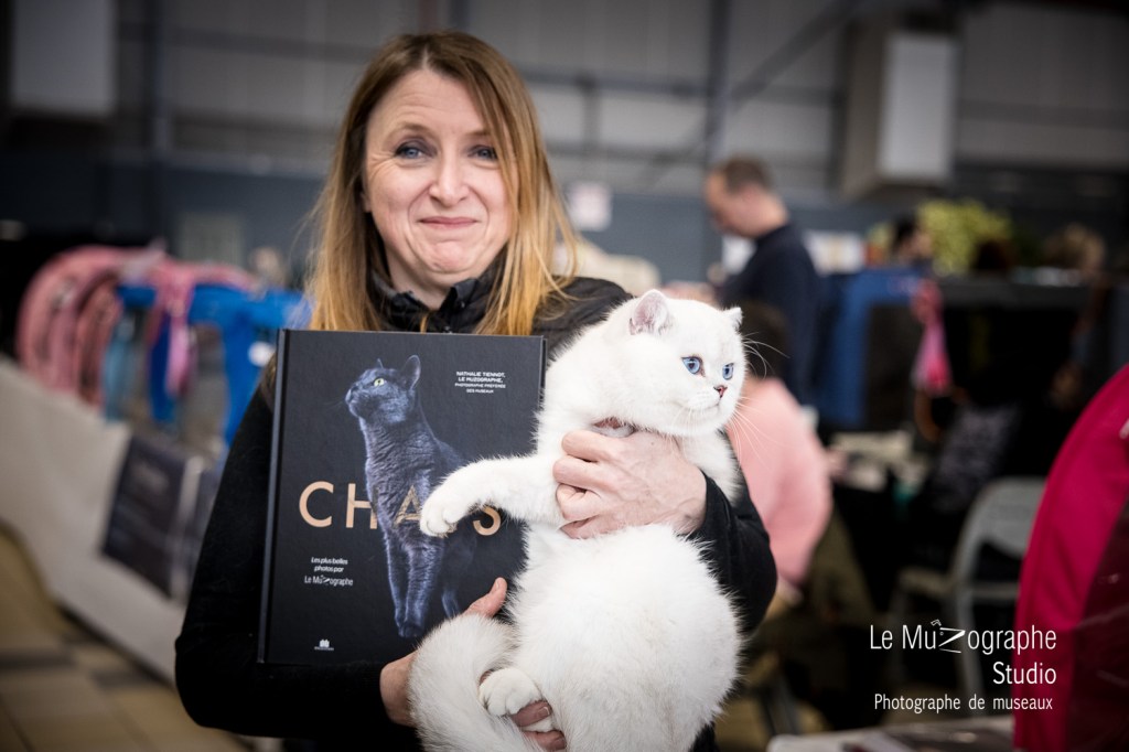 Marie Mandron avec son British et son livfre CHATS pour la chatterie Fluffy moon cats