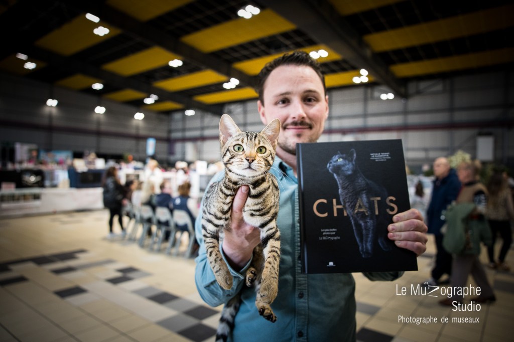 Florian Dusart et son bengal de la chatterie élevage de Destarac et son livre CHATS de Nathalie Tiennot
