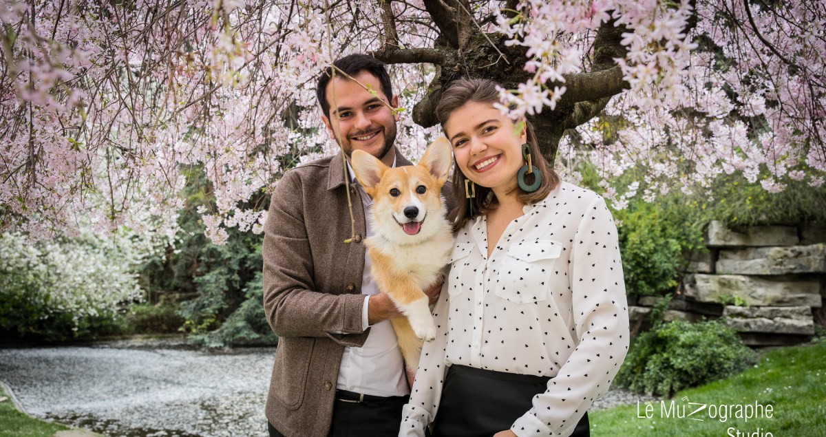 Photo de famille avec son chien par le muzographe le meilleur photographe de chiens et chats