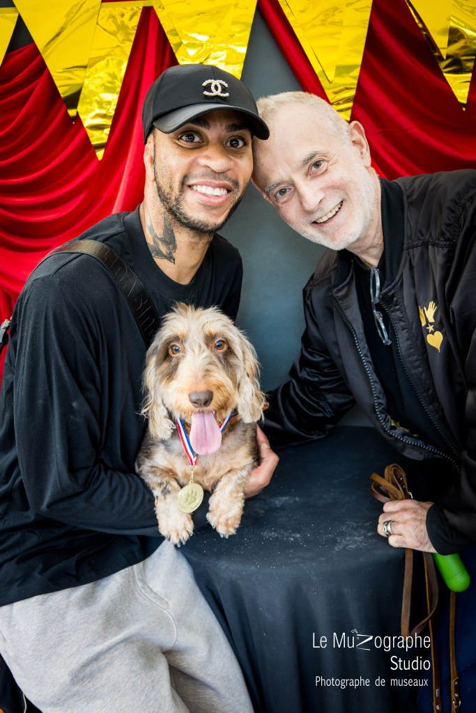 shooting couple et chien teckel en studio Paris 11